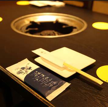 恵比寿の喧騒を忘れさせてくれるような、落ち着いた雰囲気が魅力の和風空間です。温かみのある照明と木を基調とした内装が、居心地の良さを演出しています。心安らぐ空間で、美味しい料理と楽しいひとときをお過ごしくださいませ。