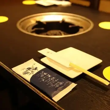 店内は、細部にまでこだわりが感じられる、洗練された和のデザインで統一されています。さりげなく施された「蟻」のモチーフが遊び心を添えており、空間のアクセントになっています。宴会利用にも最適な空間になっております。