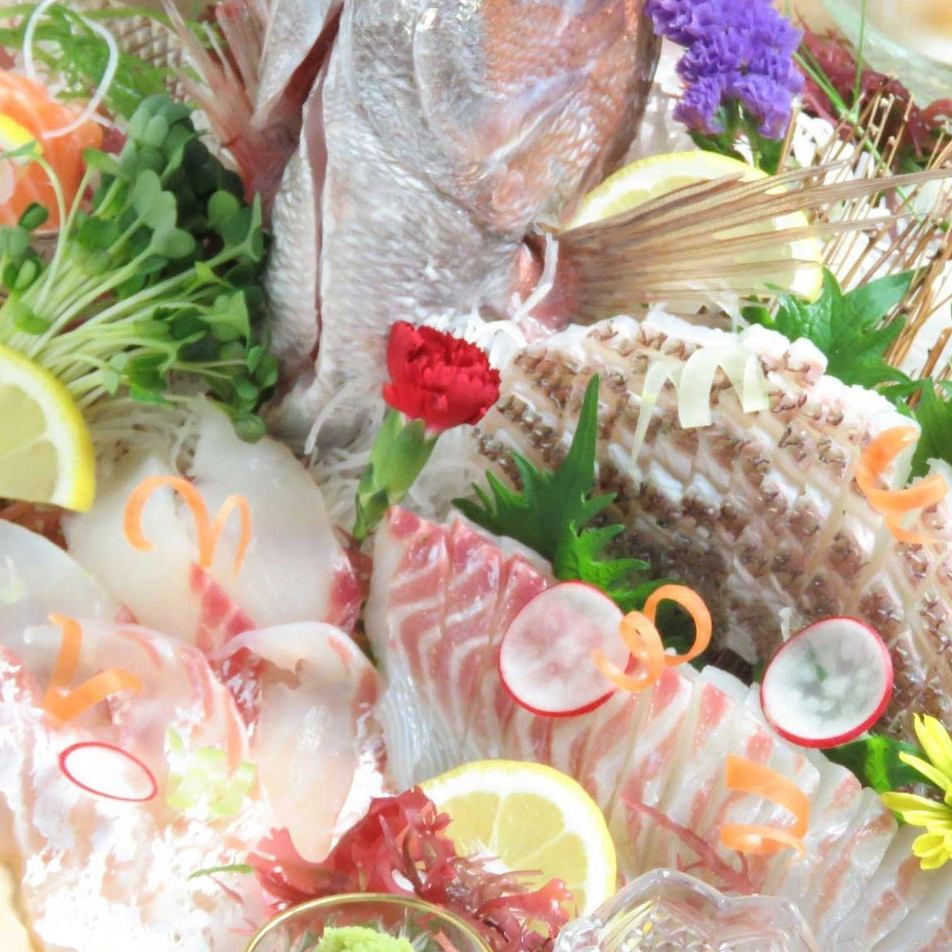 新鮮な鮮魚を使った刺身盛合せ1900円(税込)～お寿司も多数ご用意
