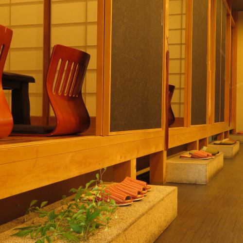 <p>少人数からご利用できる掘りごたつの個室が嬉しい◎カップルやご家族、会社の接待でも気兼ねなくご利用できるので、プライベート空間で思い思いのお時間をお過ごし頂けます♪室内は落ち着いた「和」の趣が心地よい造りとなっております。ゆったりと流れる癒し空間をお楽しみください◎</p>