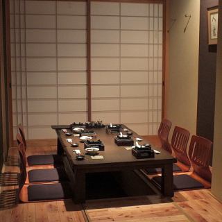 掘りごたつの完全個室となっており、6名様まで利用できるお席となっております。お仲間内が集まる飲み会やご親戚等の集まる場としてもおすすめです◎ほんのりと暖かな照明が、より洗練された和の雰囲気を醸し出してくれます。周囲にも気を遣うことなく会話を楽しめる他、足元をゆったりとお過ごしいただくことが可能です◎