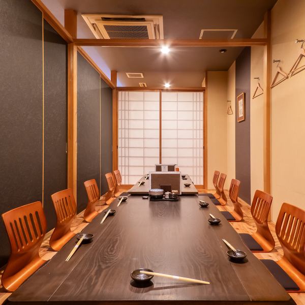 完全個室席は最大24名様までご利用可能◎接待やご家族での会食、会社帰りの飲み会にぴったりな、暖かみのある個室席です。周りを気にせず、美味しいお料理とお酒を囲んで会話に花を咲かせることができるのが、当店のお席の強み♪用途に応じてお部屋の広さを選ぶことも可能なので、お気軽に当店スタッフへお声がけください！