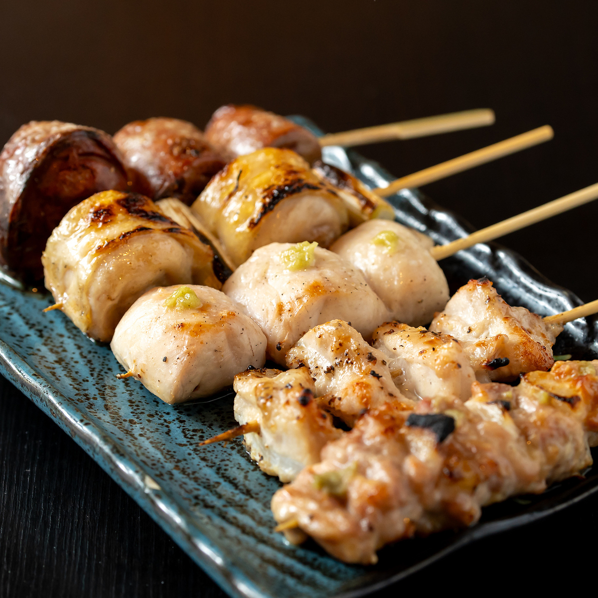 本格炭火焼き鳥を堪能!絶品肉料理を味わうなら【すみれ】へ♪