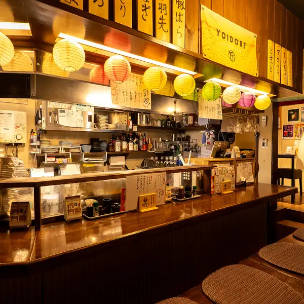 扉を開ければ、香ばしい炭火の薫りがふんわり。木目の温もり溢れるお洒落な店内は、大人の隠れ家のような落ち着いた雰囲気です。目の前で職人が焼き上げる臨場感たっぷりのカウンター席は、お一人様はもちろん大切な人とのデートにも最適◎心地よい活気の中で、自慢の焼き鳥を味わう極上の時間をお過ごしください♪