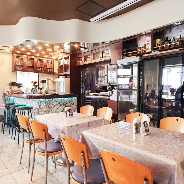 店内に一歩足を踏み入れると、手作りの大理石カウンターがお出迎え。重厚感がありながらも温かみを感じるデザインで、大切な方との食事を格上げしてくれます。ご家族やご友人と、ゆったりとした時間をお楽しみください。