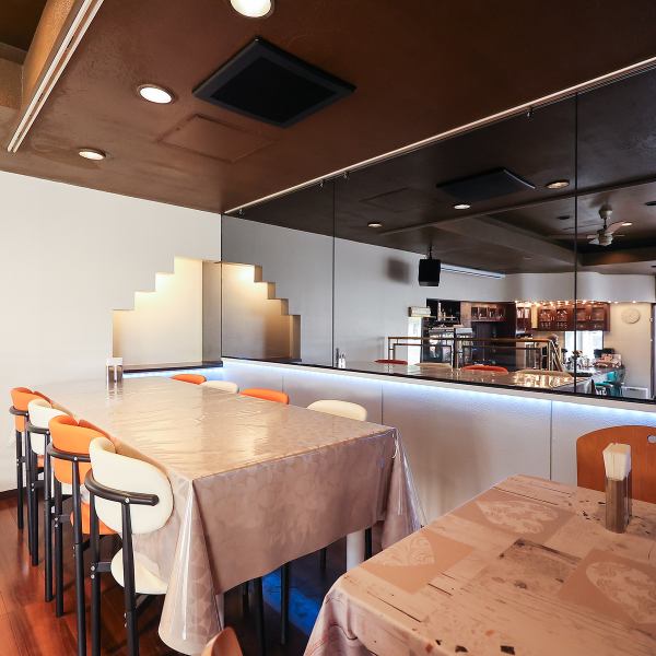 吹き抜けのような開放感がある店内には、なんとライブ演奏が可能な中2階スペースを完備!音響設備を活かした結婚式の二次会や、思い出に残るパーティーにぴったりです。主役もゲストも楽しめる、他にはない唯一無二の演出が叶います。貸切のご相談もお気軽にどうぞ♪