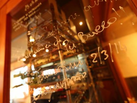 木の質感あふれるお洒落で寛げるお店です。ガラスの扉などには、イタリアから訪れたワイナリーの方のサインなどもあり、料理の美味しさだけでなく、人との繋がりを大切にする、温かな店主の人柄にも魅了されるはず。