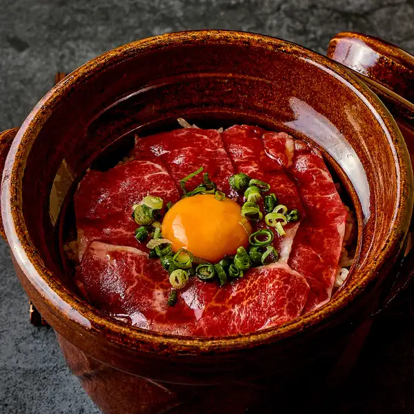 【NEW OPEN】贅沢具材がのった土鍋ごはんが登場♪牛すき風や定番の鮭いくらなど絶対食べてほしい逸品です♪