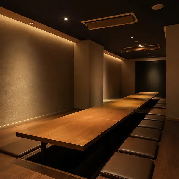 【NEW OPEN】完全個室のプライベート空間！最大60名！団体様でもOKな個室を多数ご用意◎コースはすべて飲み放題付きで、個室も多数完備しております！大人の隠れ家的個室空間でゆっくり楽しむ。新宿での宴会・飲み会をお探しなら当店で！