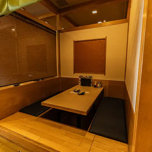 <p>【NEW OPEN】ゆったり個室も多数完備しております…♪宴会・飲み会・女子会などのプライベートシーンも大歓迎♪お料理はボリューム満点の肉メニューから鮮度抜群の鮮魚もご用意◎お一人様1皿提供の安心コースも♪幅広い層の方にご利用いただけるよう幅広くお料理をご用意♪</p>