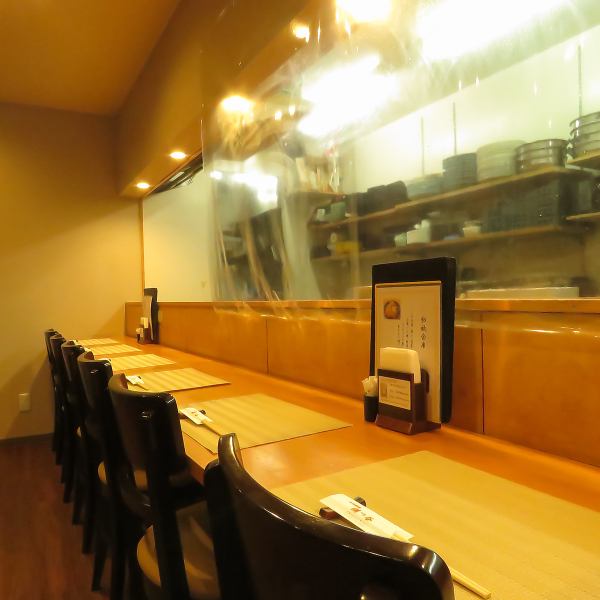 【お一人様でも気兼ねなくくつろげるカウンター席も完備】全6席のカウンター席はお一人様や、カップル・ご夫婦でのデートにも人気のお席です。ゆったりと広めに作られているので、開放感も感じながらお寛ぎいただけます。店内の雰囲気やおもてなしにこだわり、落ち着いた空気の中お食事をお楽しみいただけます。