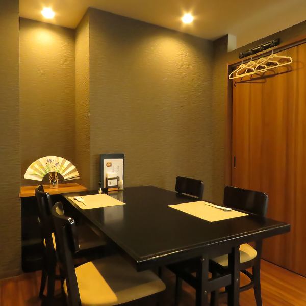 【ゆったりと落ち着いて過ごせる空間】店内にはカウンター席とテーブル席をそれぞれ完備。当店ならではの心配りが、皆様の滞在時間をより一層印象深いものにすることをお約束します。通常でのご利用に加え、お祝いや記念日、大切な方との大切なひと時など、あらゆるにお応えいたします。