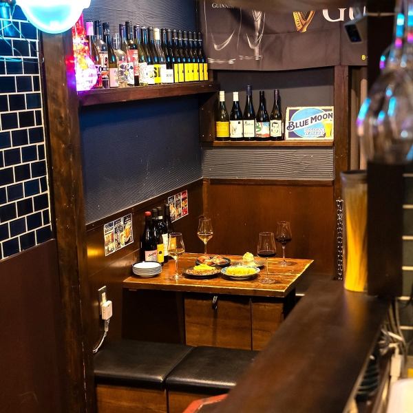 3名様以上のご来店にはテーブルもご用意♪最大6名様着席可能！（6名様だと少し狭くなってしまいますが心地よい空間をご提供できるよう努めております！）