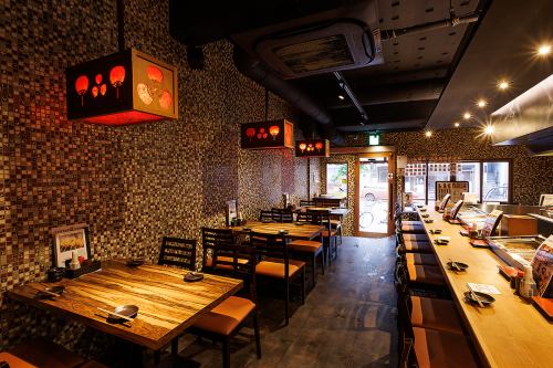 こちらのテーブル席をご利用になられる方はお喋りの合間に厨房に視線を向けてみて下さい。ご友人との食事会、会社との同僚との一杯にぜひ!