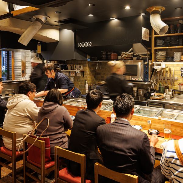 カウンター席は職人技が楽しめる特等席。オープンキッチンのため、焼き場、板場のどちらも見ることが出来き、目線の高さに合わせた設計。目の前のネタケースにはその日に串打ちしたばかりのネタがズラリとならんで目を愉しませてくれます。お一人様、カップル、お友達同士などお気軽にお使いいただけます。