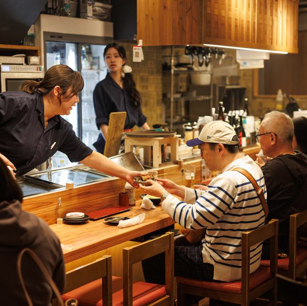 会社帰りにお一人様でじっくりと楽しみたいお客様も、当店のカウンター席がおすすめです。季節の旬やその日のおすすめの情報がいち早く知れるのもカウンター席ならでは！金山駅より徒歩3分の好立地なので終電ギリギリまでおくつろぎ頂けます。 
