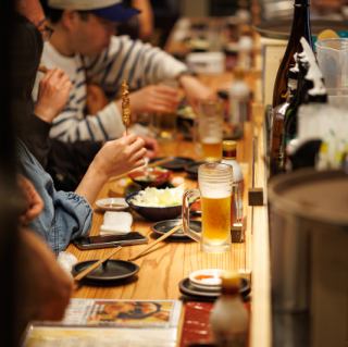 카운터석은 10석.오픈 키친이 되어 있기 때문에, 눈앞에서 맛볼 수 있는 현장감은 행복의 한시가 될 것입니다,,,