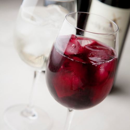 Wine and fruit drinks are also available.For a banquet that you can enjoy until the end