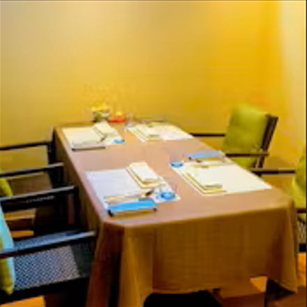 個室テーブル席は、落ち着いた和モダンの雰囲気で、ゆったりと食事を楽しめる空間。テーブル席は開放的で会話が弾み、個室はプライベート感があり、記念日や接待に最適。上質な時間を過ごせる特別な雰囲気です。