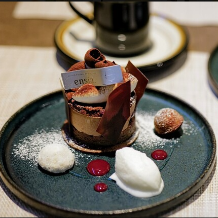 当店の各種ケーキは、洗練されたパティスリー空間で楽しめます。ガラスケースに並ぶ美しいケーキは、季節感と芸術性が光り、店内は木の温もりと柔らかな照明で上質な雰囲気です。店主がこだわった絶品ケーキで未だ味わったことのない最高の一時をお楽しみください