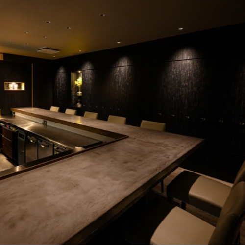 Spacious counter seats