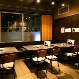 [For banquets and welcoming/farewell parties] Our Japanese chic, simple and modern interior can accommodate groups at tables! Please come and enjoy a drink after work or a banquet♪ - Please come to Kannai Banquet Izakaya Moto Bistro Ryori -