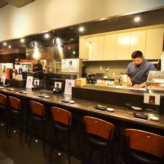 [For dates or a moment with a special someone] The counter seats are often used for dates.The counter seating, where you can watch the chef's dexterity and hear about the ingredients and cooking techniques, is perfect for an adult date. -Come to Bistro Ryori for a date at a Kannai izakaya-