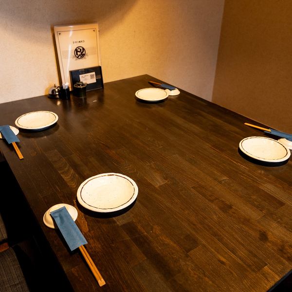 The relaxing sunken kotatsu seats are perfect for a variety of occasions, including dates, girls' nights, and company parties.