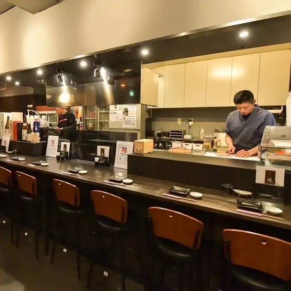 常連様やお1人様にも人気のカウンター席は、目の前で店主の手さばきをご覧いただける特等席です。こだわり満載の本格寿司を、どうぞ気軽にお楽しみくださいませ◎