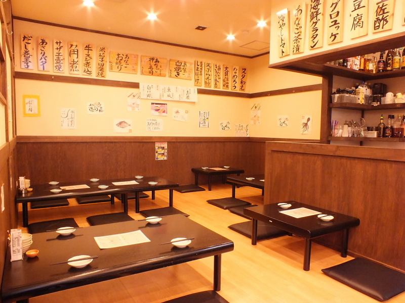 ゆったり座っていただけるお座敷席もご用意しております。少人数からグループでの宴会もお待ちしております！最大２０名様までご予約可能ですので、ぜひお気軽にお問い合わせ下さい。