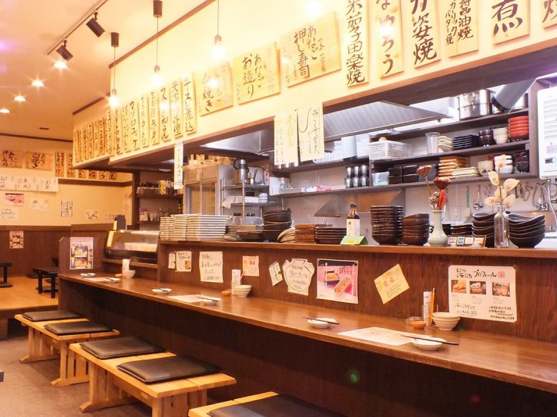 明るい料理人とスタッフが目の前でお料理を作るカウンター席も大人気です！会話が弾み、ついついお酒も進みます♪もちろんお食事のみのご利用も大歓迎です！