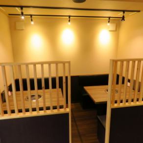 当店には、4名席のテーブル席を2卓ご用意しております。ご友人やご家族との会話を楽しむのに最適なお席です。美味しい料理とこだわりのドリンクを楽しみながら、会話に花を咲かせてください。ゆったりとした雰囲気の中で、特別なひとときをお過ごしいただけます。皆様のご来店を心よりお待ちしております！