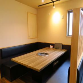 当店には、6名席の半個室を2卓ご用意しております。お仲間や地元のご友人との楽しい時間を過ごすのに最適なお席です。プライベート感を大切にした空間で、ゆったりとした雰囲気の中でお食事を楽しむことができます。おいしい料理と共に、心温まるひとときをお過ごしください。