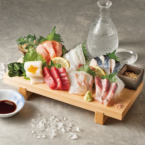 Assorted 7 pieces of sashimi with bluefin tuna