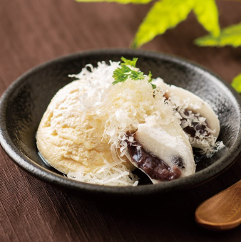 Vanilla ice cream and mame daifuku covered in powder snow
