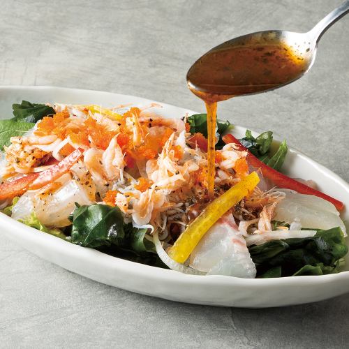 생선과 벚꽃 새우와 시리즈의 해물 샐러드