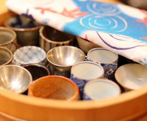 We offer a wide selection of local sake from all over Japan.Choose from a variety of cute sake cups!