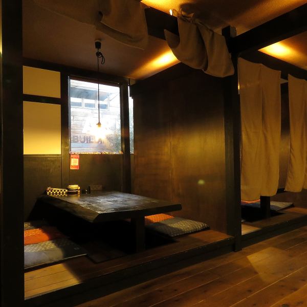 落ち着いた和の雰囲気溢れる店内で、ゆったりと♪のびのび座れる掘りごたつ席は、少人数のご宴会にもぴったり！仕切りを降ろして半個室にすることが可能です。お子様連れも大歓迎！ご家族でのお食事や、ママ会などにも◎