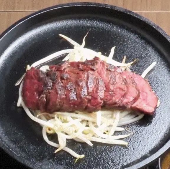 こだわりの熟成ステーキふっくら釜炊きごはん！