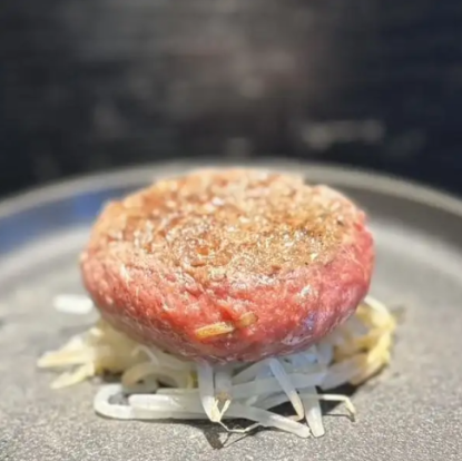 ゴロっと肉感あふれる肉汁！フジタ特製の炭焼き和牛ハンバーグ。