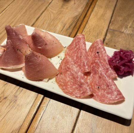 生ハムとサラミの盛合せ