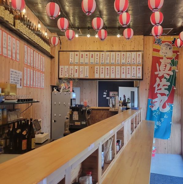 1階の立ち飲みから、2階のゆったりとしたテーブル席まで多彩なスタイルで楽しむことができるお店です◎ どんなシーンでも気軽に利用できる魅力があります！