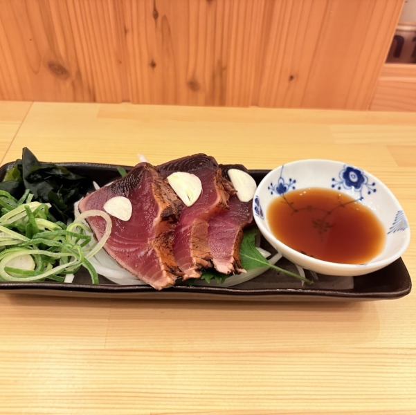 【当店名物料理★】藁焼きで仕上げた龍馬たたき450円（税込）