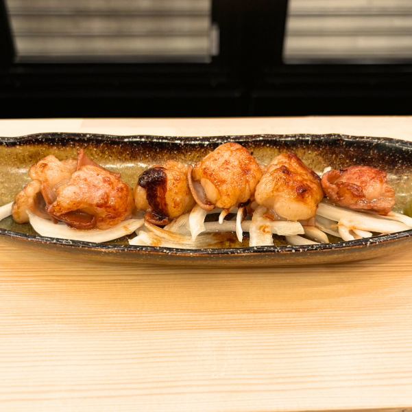 【お酒のお供にぴったり◎】ホルモン炙り焼き 500円（税込）