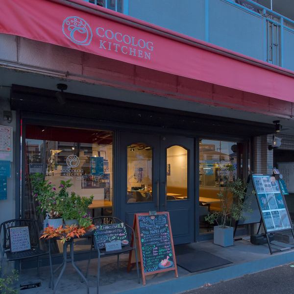 甲子園駅から北へ徒歩5分、赤いテントが目印。中に入ると、温かみのある落ち着いた空間が広がり、心地よいひとときを提供します。おしゃれで居心地の良い雰囲気の中で、美味しい料理をお楽しみいただけます。特別な時間をお過ごしに、ぜひお越しくださいませ。