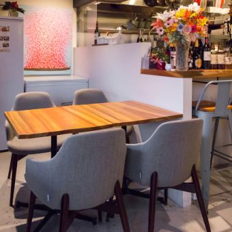 少し奥まった所に4人掛けテーブルもご用意しております。