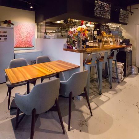 カウンターでBAR気分で楽しんで頂けます。お一人様飲み大歓迎です。