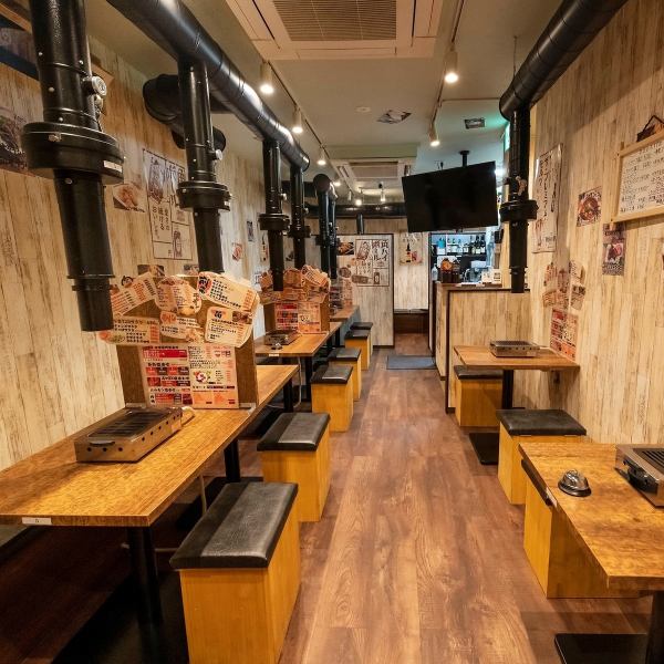 2名様、6名様でご利用いただけるこちらのテーブル席は、カジュアルで心地良い雰囲気！レトロでリラックスした空間に♪テーブルを全てご利用いただくと、最大16名様までのご宴会も可能。店内は各席設置のダクトによって換気されていますので、安心してご利用いただけます♪