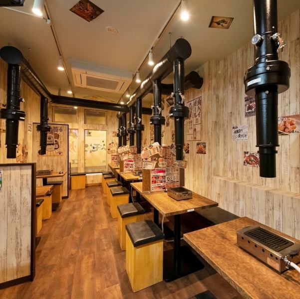 木の温もりを感じる店内は、肩肘張らずに過ごせるアットホーム空間！歓迎会・送別会、打ち上げなどの会社宴会や、会社仲間との飲み会、ご家族でのお食事やデートなど、様々なシーンに◎