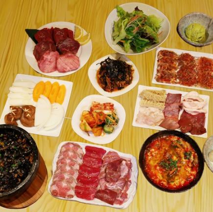 【仅限餐食】包含5种精选内脏和什锦烤肉的11道菜套餐,售价6980日元。